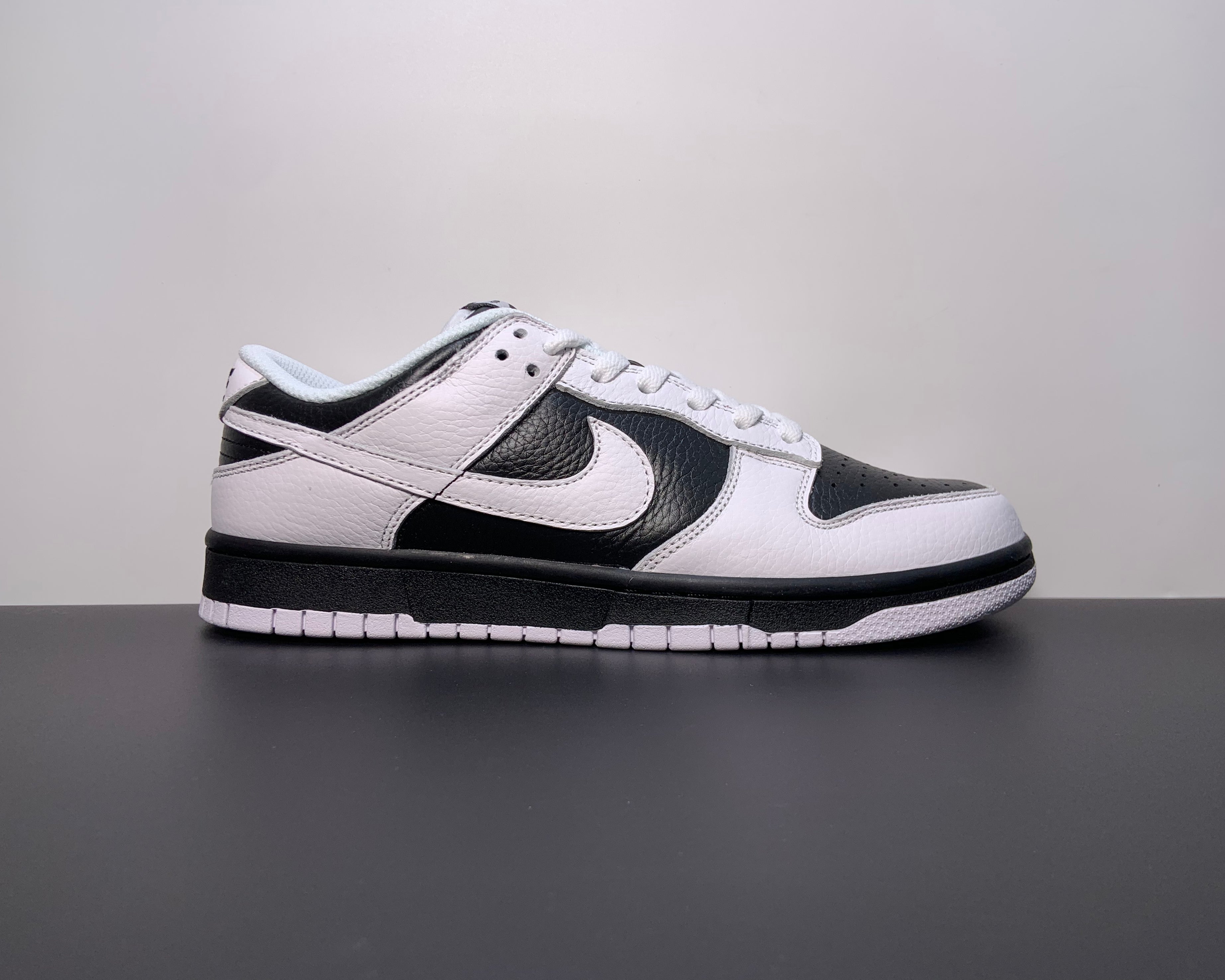 Dunk Low Retro "Reverse Panda"