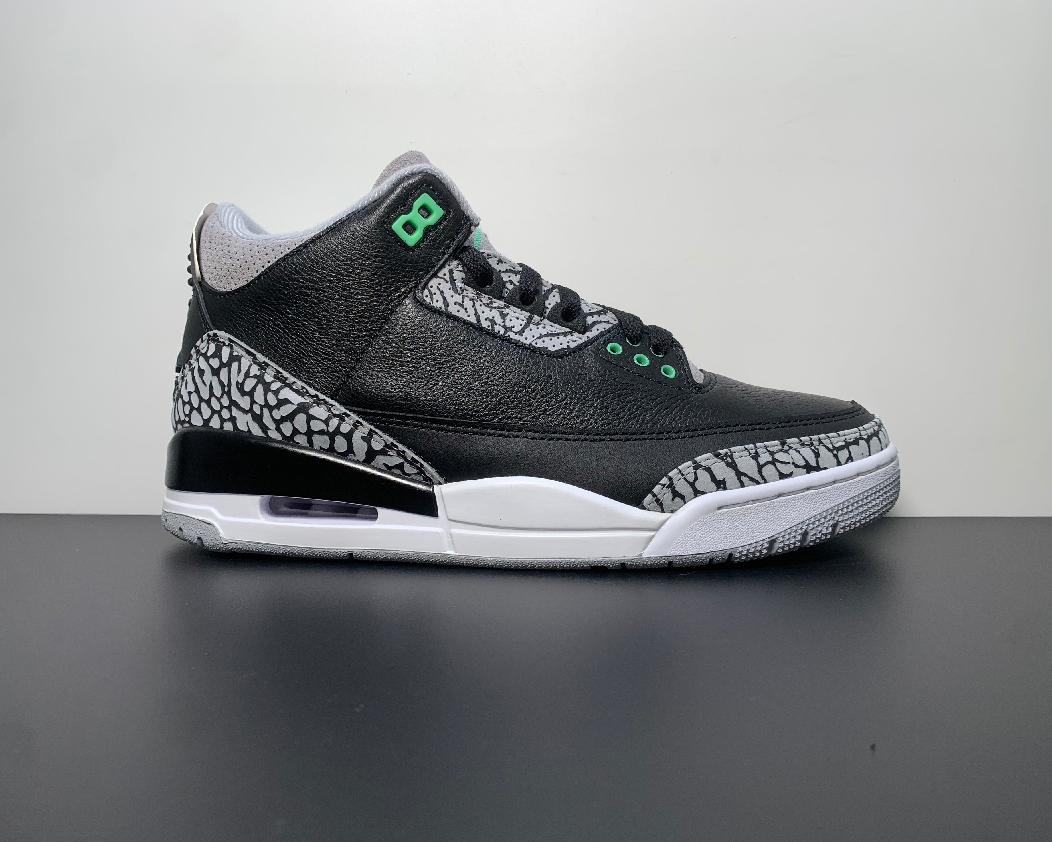 Air Jordan 3 Retro "Green Glow"