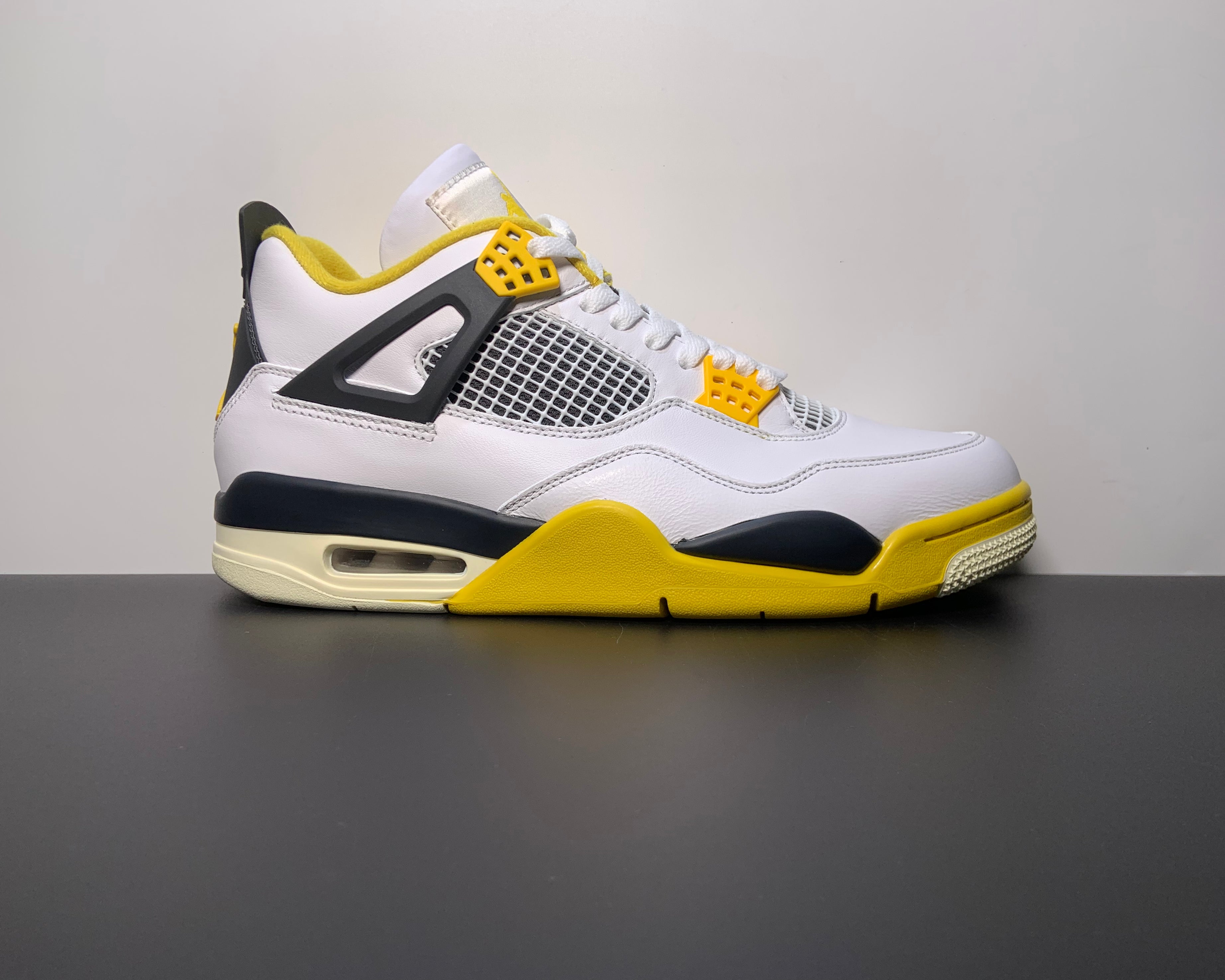 Air Jordan 4 Retro "Vivid Sulfur"