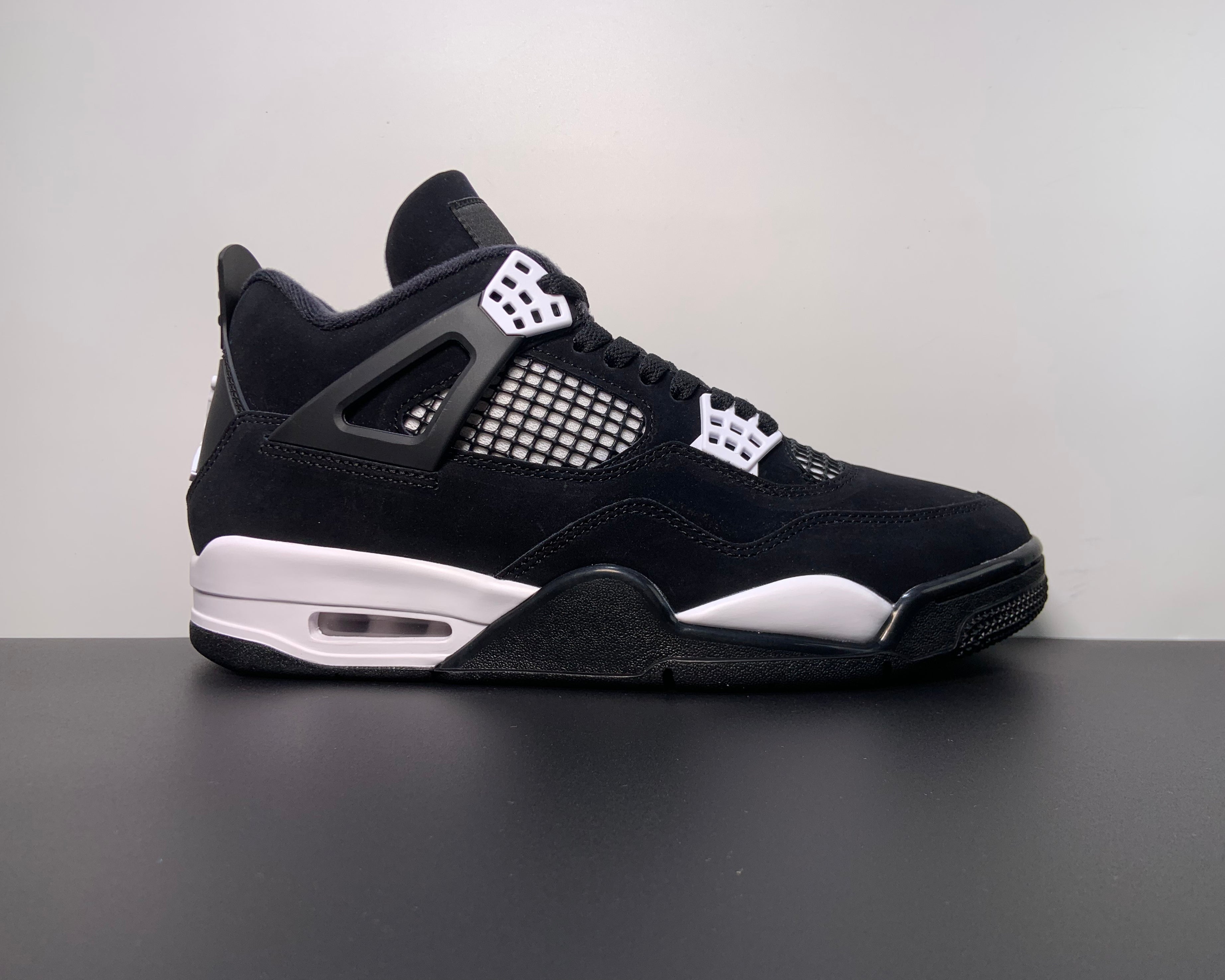 Air Jordan 4 "Noir et Blanc"